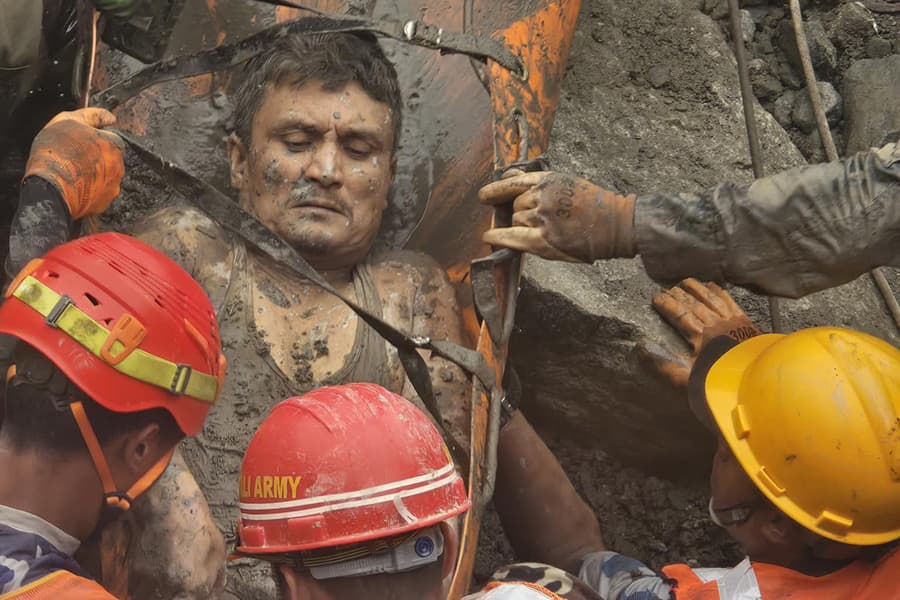 सुरुङबाट उद्धार गरिएका महर्जनलाई छाउनी अस्पताल ल्याइँदै