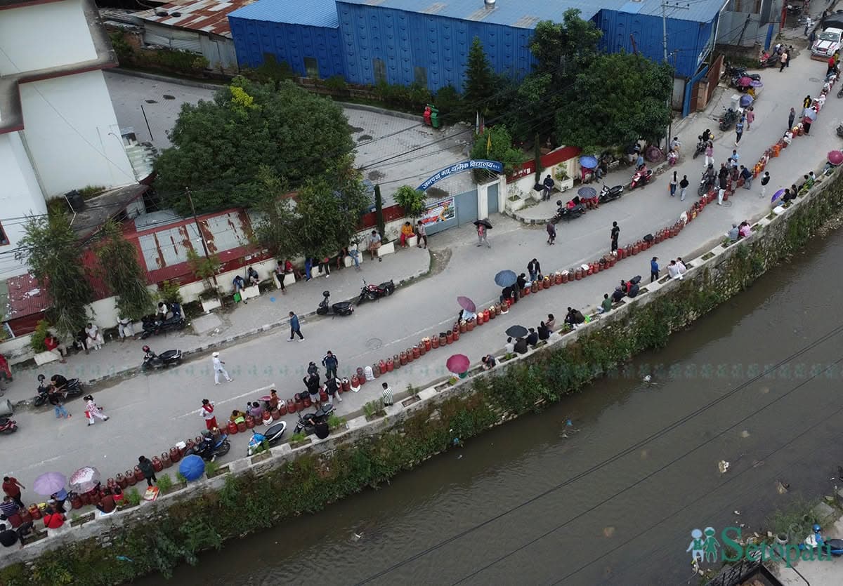 ग्यासको आसमा राति २ बजेदेखि लाइन (तस्बिरहरू)