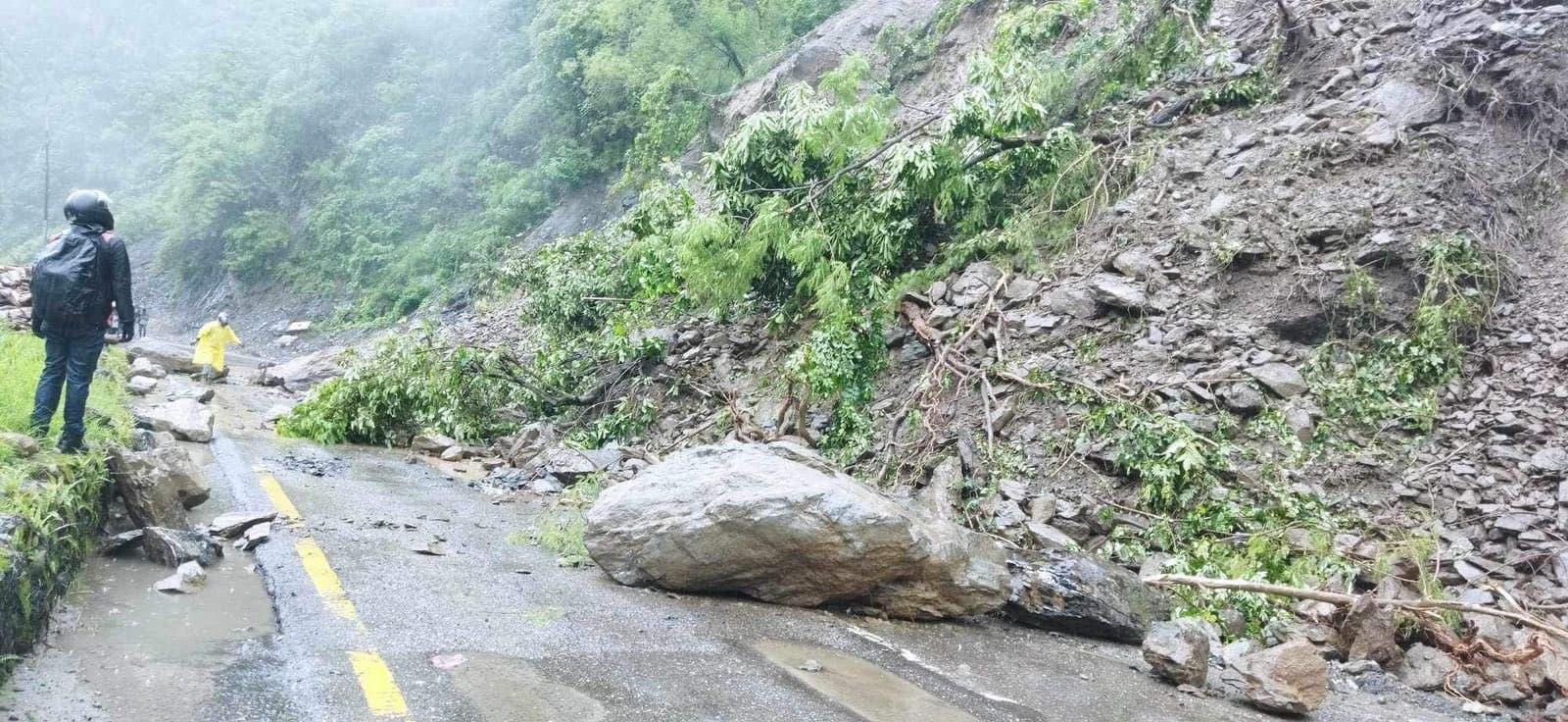 पहिरोका कारण यी राजमार्ग छन् अवरूद्ध