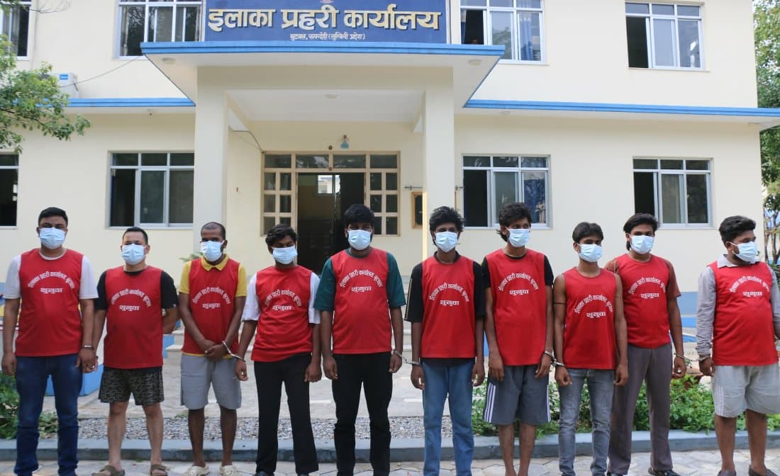 बिमा दाबी गर्न आफ्नै पसलबाट सुनचाँदीका गरगहना चोरीको 'नाटक'