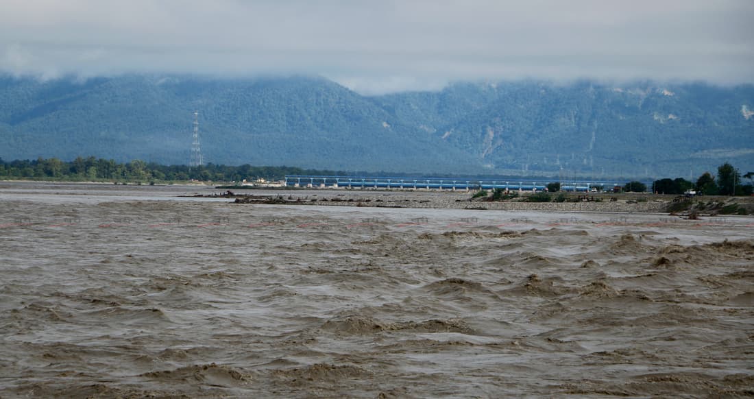 महाकालीमा जलस्तर घटेपछि बनबासा पुलमा यातायात सञ्चालन