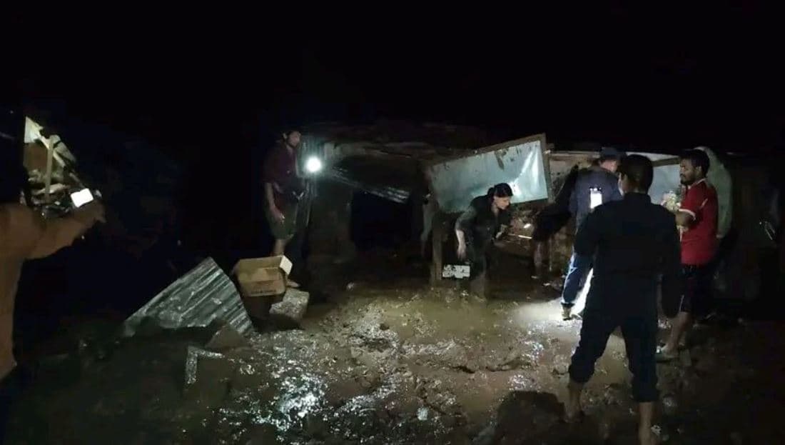 कर्णाली करिडोरको पचालझरना खडकखण्डमा पहिरो, सात घर र पसलमा क्षति
