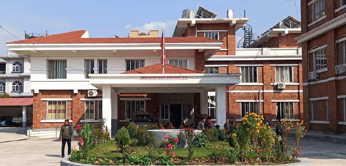 औषधि आपूर्तिमा अनियमितता गरेको आरोपमा आठ कर्मचारीविरुद्ध मुद्दा