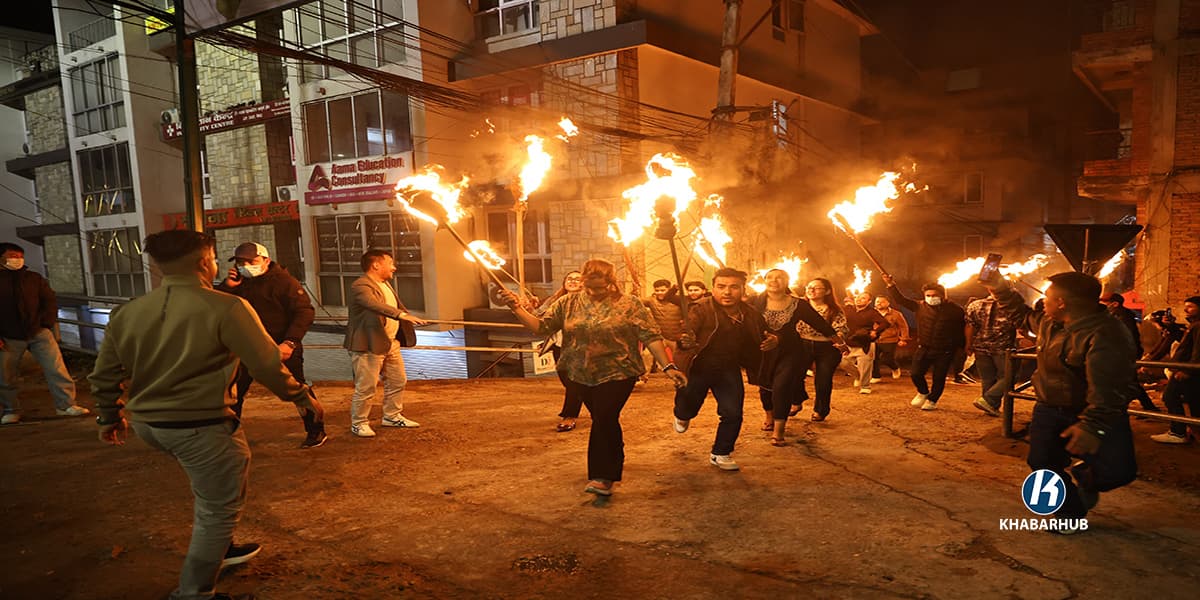 ओली पक्राउ परेको विरोधमा युवा संघले निकाल्यो मसाल जुलुस (तस्बिरहरू)