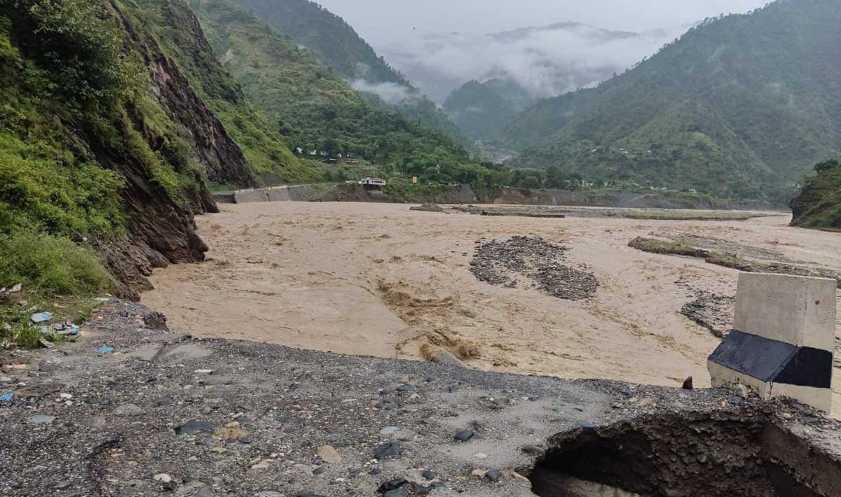 बाढीपहिरोले पाँच सडक अवरुद्ध, कान्तिलोकपथमा राति गाडी चलाउन नपाइने