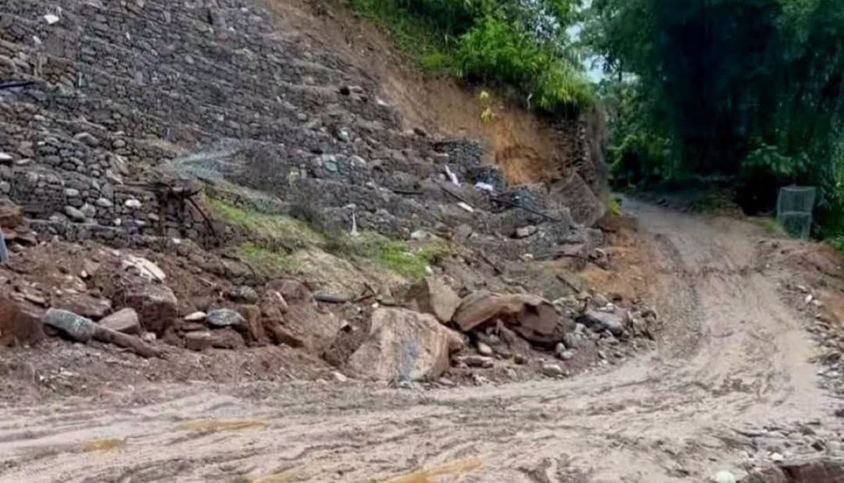 मेची राजमार्गको राजदुवाली खण्ड भासियो, यातायात अवरुद्ध