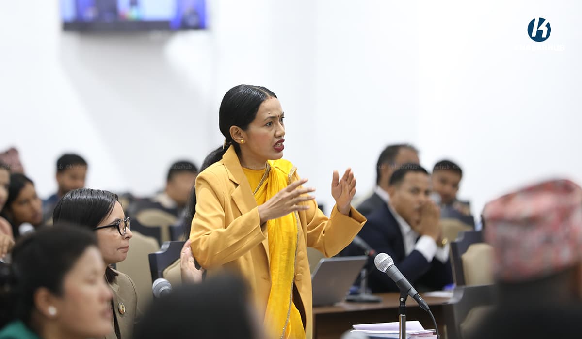 आशिकालाई प्रश्न : हिजो किन रिसाउनु भयो ? जवाफमा भनिन् : पिशाव फेर्न जान नपाउनू