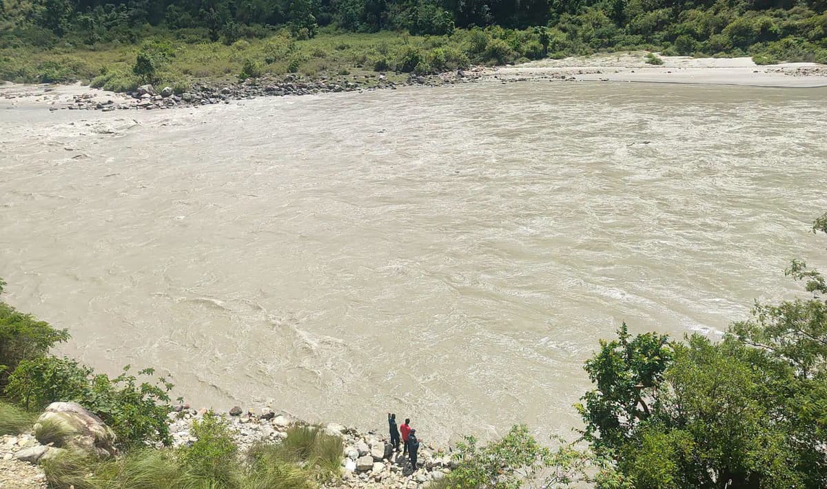 भेरी नदीमा जिप खस्यो, चालकसहित दुईजना बेपत्ता