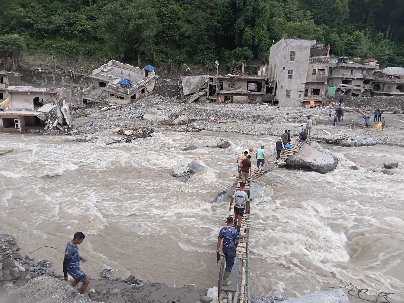 फलाखु खोलामा फड्के र भोटेकोशीमा तुइन बन्यो
