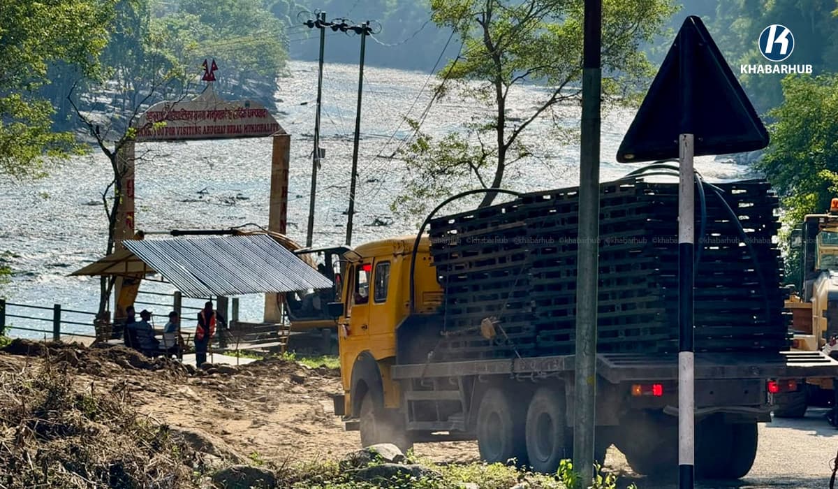 बाढीले बगाएको आरुघाटस्थित पुलमा बेलिब्रिजको आवश्यक सामग्री पुग्यो