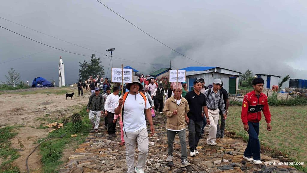 खोटाङका किसानको प्रश्न : जनता ठूलो कि बाँदर ?
