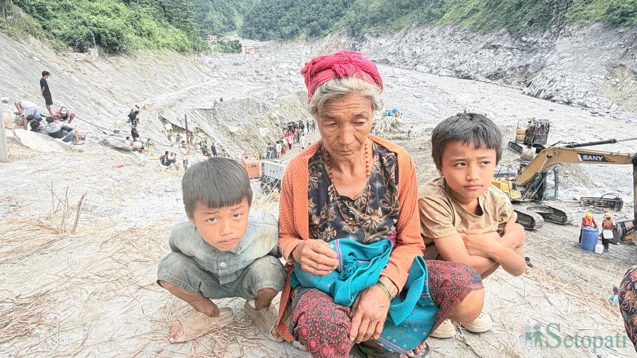 छोरा भेटिने आसमा दुई नाति च्यापेर सुरूङमा आँखा लगाइरहेकी सुकुमाया